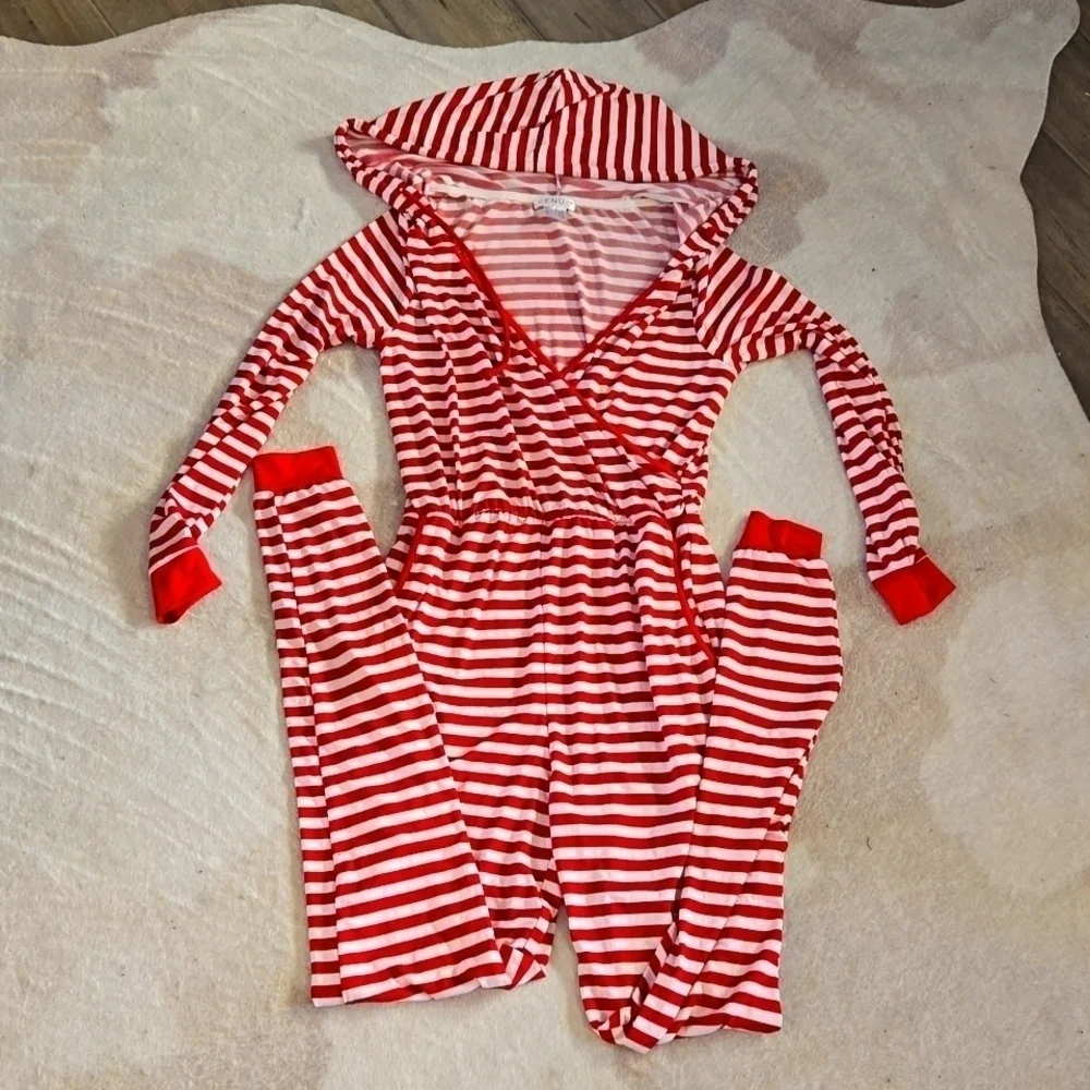 Venus Hoodied Onesie Lounge PJs sz 4 Red White EUC